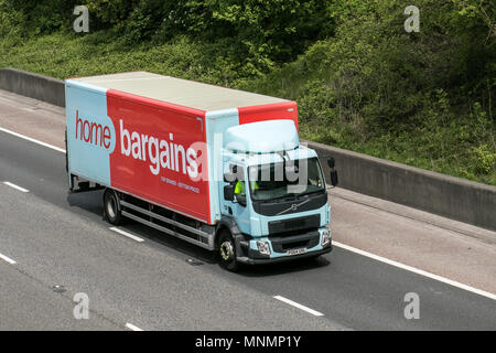 HOME Bargains store home Store, negozi, grandi occasioni, grandi risparmi, segnaletica, B&M Bargains camion articolati; merci pesanti e traffico commerciale sulla M6 in direzione sud, Regno Unito Foto Stock