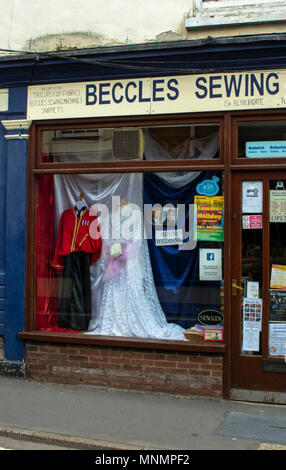 Beccles, Suffolk, Regno Unito. 18 Maggio, 2018. È questo il vestito? Miliner nel sonno Suffolk città di Beccles celebra il Royal Wedding Credito: Splinter Immagini/Alamy Live News Foto Stock