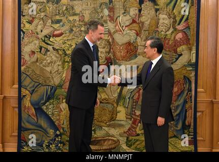 Madrid, Spagna. Il 17 maggio 2018. Spagna il re Felipe VI (L) stringe la mano con il cinese consigliere di Stato e Ministro degli Esteri Wang Yi durante la loro riunione a Madrid, Spagna, il 17 maggio 2018. Credito: Guo Qiuda/Xinhua/Alamy Live News Foto Stock