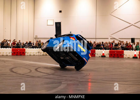 Stunt Driver, Paolo Swift spinge la sua Ford Focus RS su due ruote, durante i suoi live precisione di guida mostra, a Londra Motor Show 2018. Foto Stock