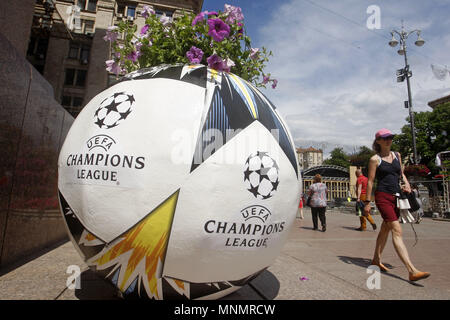 Kiev, Ucraina. 18 Maggio, 2018. La gente a piedi passato un letto di fiori in forma di una sfera di calcio e con la finale della UEFA Champions League 2018 logo, nel centro di Kiev, Ucraina, il 18 maggio 2018. Il Real Madrid dovrà affrontare il Liverpool FC nella finale di UEFA Champions League al NSC Olimpiyskiy stadium a Kiev il 26 maggio 2018. Credito: Serg Glovny/ZUMA filo/Alamy Live News Foto Stock