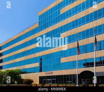 ASHEVILLE, NC, Stati Uniti d'America-13 maggio 18: La storia di sette, moderno-profilo aziendale di Biltmore ufficio edificio imposta sul pacco quadrato in Asheville, NC, Stati Uniti d'America. Foto Stock