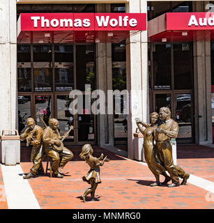 /ASHEVILLE, NC, Stati Uniti d'America-13 maggio 18: sculture di festeggianti sul lato anteriore del Thomas Wolfe Auditorium di Asheville, NC, Stati Uniti d'America. Foto Stock