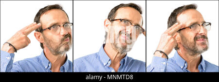 La mezza età uomo bello closeup rendendo infelice gesto di suicidio, stanchi di tutto. Spara con la mano imitando la pistola, sconvolto Foto Stock