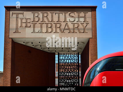 British Library entrata principale su Euston Road, Londra, Inghilterra, Regno Unito. Cancello di ingresso disegnato da Lida e David Kindersley - rosso London bus Foto Stock