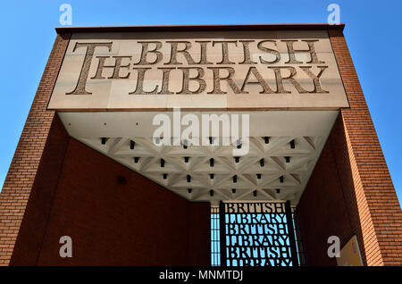 British Library entrata principale su Euston Road, Londra, Inghilterra, Regno Unito. Cancello di ingresso disegnato da Lida e David Kindersley Foto Stock