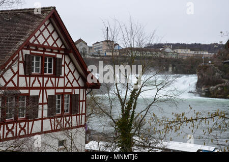 Cascate del Reno di Neuhausen am Rheinfall, cantone di Sciaffusa, Svizzera, Gennaio 2018 Foto Stock