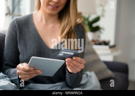 Giovane donna shopping online Foto Stock