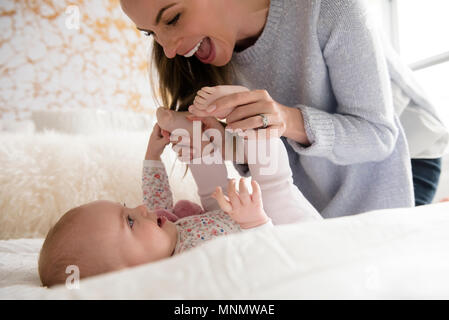 La madre gioca con il bambino (18-23 mesi) Foto Stock