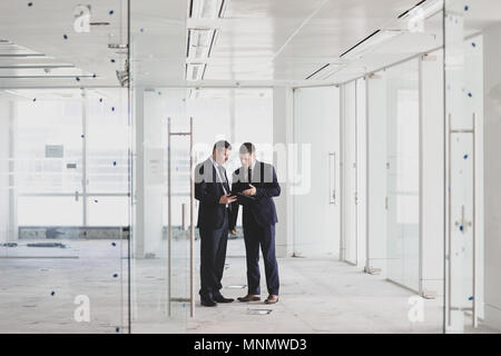 Uomini d'affari in cerca di un nuovo spazio in ufficio Foto Stock