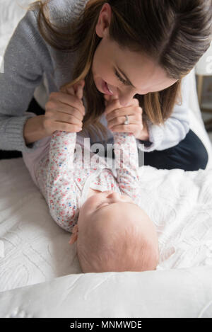 La madre gioca con il bambino (18-23 mesi) Foto Stock