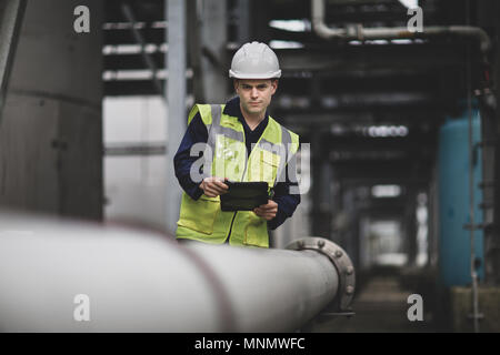 Operaio industriale controllo pipeline Foto Stock