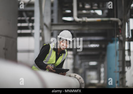 Femmina lavoratore industriale controllo pipeline Foto Stock