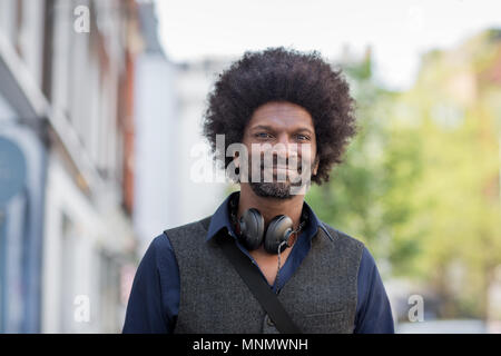 Ritratto di felice americano africano all'esterno maschio in città Foto Stock