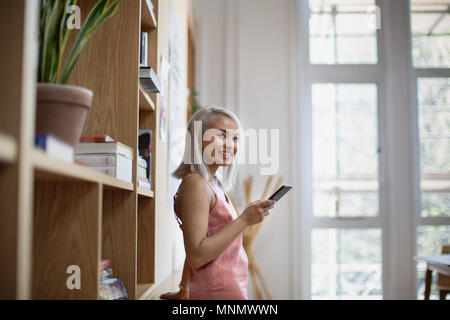 Ritratto di giovane studente adulto nella libreria Foto Stock