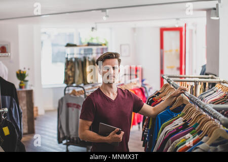 Ritratto di uno store manager nel negozio di abbigliamento Foto Stock