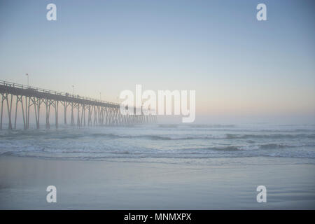 Stati Uniti d'America, North Carolina, Jetty in Kure spiaggia al tramonto Foto Stock