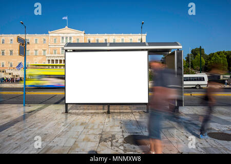 Mock up del vuoto orizzontale bianca fermata autobus in una città di Atene Foto Stock