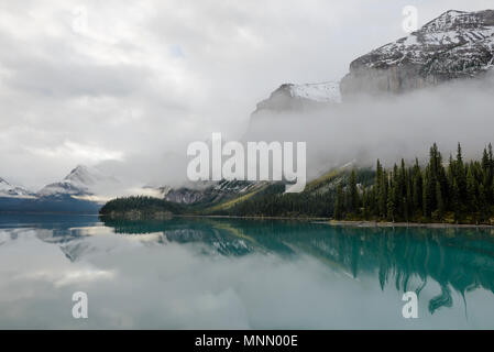 Canada, Alberta, Jasper, montagne che si riflettono nel Lago Maligne Foto Stock