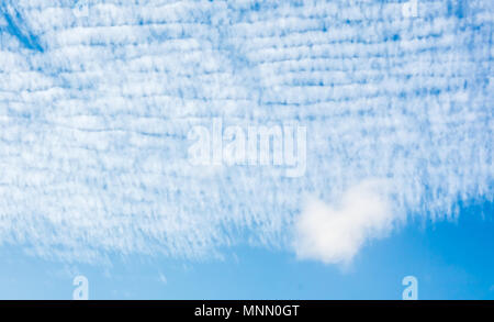 A forma di cuore sulla cloud di sfondo spindrift nuvole nel cielo. Foto Stock
