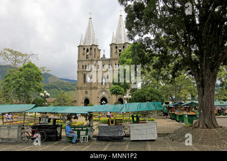 La chiesa e la piazza principale nella città coloniale di El Jardin, Colombia Foto Stock