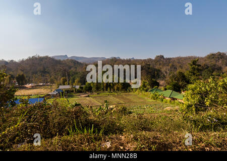 Bellissimo paesaggio con campi di riso presi in Pai turistico villaggio nel nord della Thailandia. Vista sulla montagna nel sud est asiatico. Foto Stock