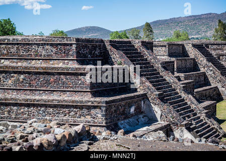 Piattaforma di carico lungo il Viale dei Morti che mostra la talud-tablero stile architettonico, Teotihuacan, un complesso archeologico a nord-est di Città del Messico, Foto Stock