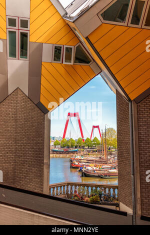 Rotterdam, Paesi Bassi - 03 Maggio 2018: Vista di Willemsbrug visto da le case cubiche di Rotterdam Foto Stock