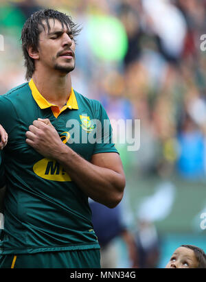 CAPE Town, Sud Africa - Sabato 7 ottobre 2017, un ragazzino sembra fino a Springbok capitano, Eben Etzebeth, durante il canto del national anthe Foto Stock