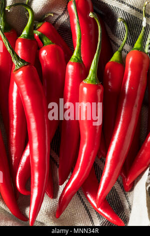 Materie organico rosso dito a caldo i peperoni in un cestello Foto Stock