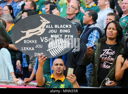 CAPE Town, Sud Africa - Sabato 7 ottobre 2017, una ventola di antilope nella folla trattiene il suo striscione durante il castello Lager Rugby campionato di test Foto Stock