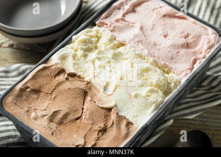 In casa napoletana di Gelato con vaniglia e cioccolato e fragola Foto Stock