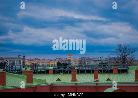 ST. Pietroburgo, Russia, 17 maggio 2018: veduta esterna di persone non identificate a piedi in un tetto verde vicino al vecchio pezzo d'artiglieria vicino al bastione Naryshkin, con colonna rostrale dietro Foto Stock