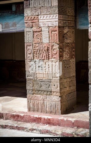 Rilievi di uccelli mitologici sul cortile pilastro, Palazzo di Quetzalpapálotl, Teotihuacan, un complesso archeologico a nord-est di Città del Messico MEX Foto Stock