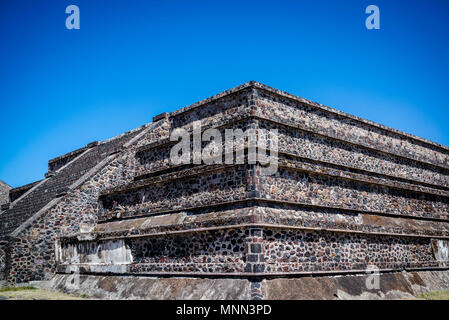 Piattaforma di carico lungo il Viale dei Morti che mostra la talud-tablero stile architettonico, Teotihuacan, un complesso archeologico a nord-est di Città del Messico, Foto Stock