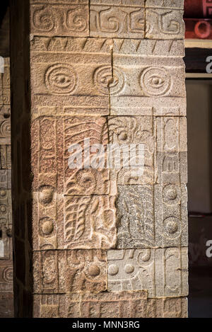 Rilievi di uccelli mitologici sul cortile pilastro, Palazzo di Quetzalpapálotl, Teotihuacan, un complesso archeologico a nord-est di Città del Messico MEX Foto Stock