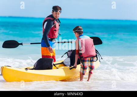 Padre e figlio kayak al Tropical Ocean Foto Stock