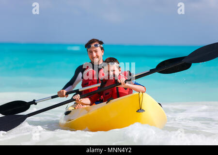 Padre e figlio kayak al Tropical Ocean Foto Stock