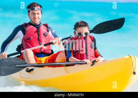 Padre e figlio kayak al Tropical Ocean Foto Stock