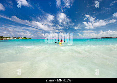 Padre e figlio kayak al Tropical Ocean Foto Stock