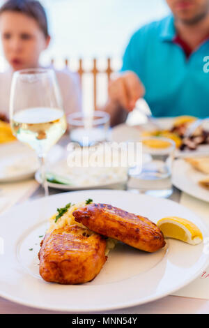 Close up della tradizionale frittura di pesce bianco per il pranzo o la cena al ristorante all'aperto sull'isola di Mykonos, Grecia Foto Stock