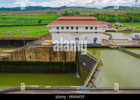 PANAMA CITY, Panama - 20 Aprile 2018: il Miraflores Locks è uno dei tre blocchi che formano parte del Canale di Panama. Il canale di Panama è stato costruito nel 1914 e celebra oltre il centesimo anniversario Foto Stock
