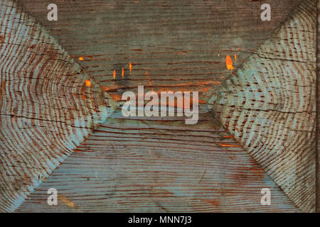 Abstract in legno texture di sfondo naturale di legno marrone con macchie di vernice arancione. Foto Stock