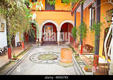 Tipica andalusa cortile in stile mudejar a Siviglia in Spagna. Foto Stock