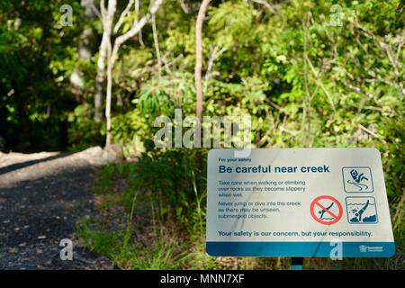 Prestare attenzione in prossimità del torrente Segno, Jourama cade, Bruce Hwy, Yuruga QLD, Australia Foto Stock