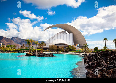 TENERIFE, Spagna - 16 settembre: Auditorio de Tenerife il 16 settembre 2011.Progettato da Santiago Calatrava Valls diventare un patrimonio architettonico sym Foto Stock