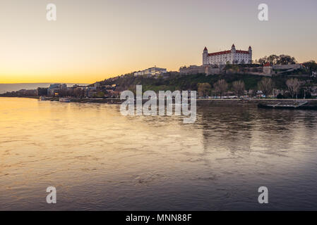 Vista dal cosiddetto ponte UFO a Bratislava, in Slovacchia con il famoso castello di Bratislava Foto Stock