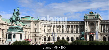 Vienna, Austria - 20 Luglio 2011: Statue di Arciduca Carlo e il Principe Eugenio nella parte anteriore del Palazzo di Hofburg a luglio 20, 2011 a Vienna, in Austria Foto Stock