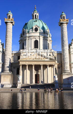 Vienna, Austria - 20 Luglio 2011: La Chiesa di San Carlo (Karlskirche) il 20 luglio 2011 a Vienna, in Austria Foto Stock