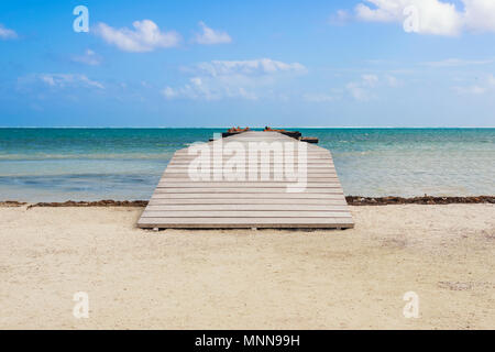 Caye Caulker, Belize - Dicembre 20, 2016: molo in legno dock con turisti e pittoresco, rilassante vista oceano a Caye Caulker Belize Caraibi. Foto Stock
